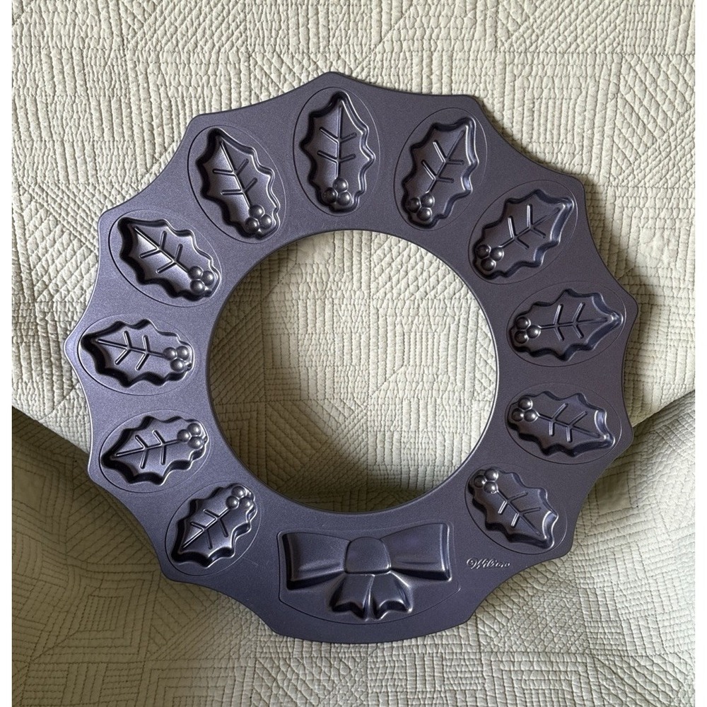 Wilton Non Stick Holly Leaf & Bow Wreath 15" Cookie Pan 12 Cavities